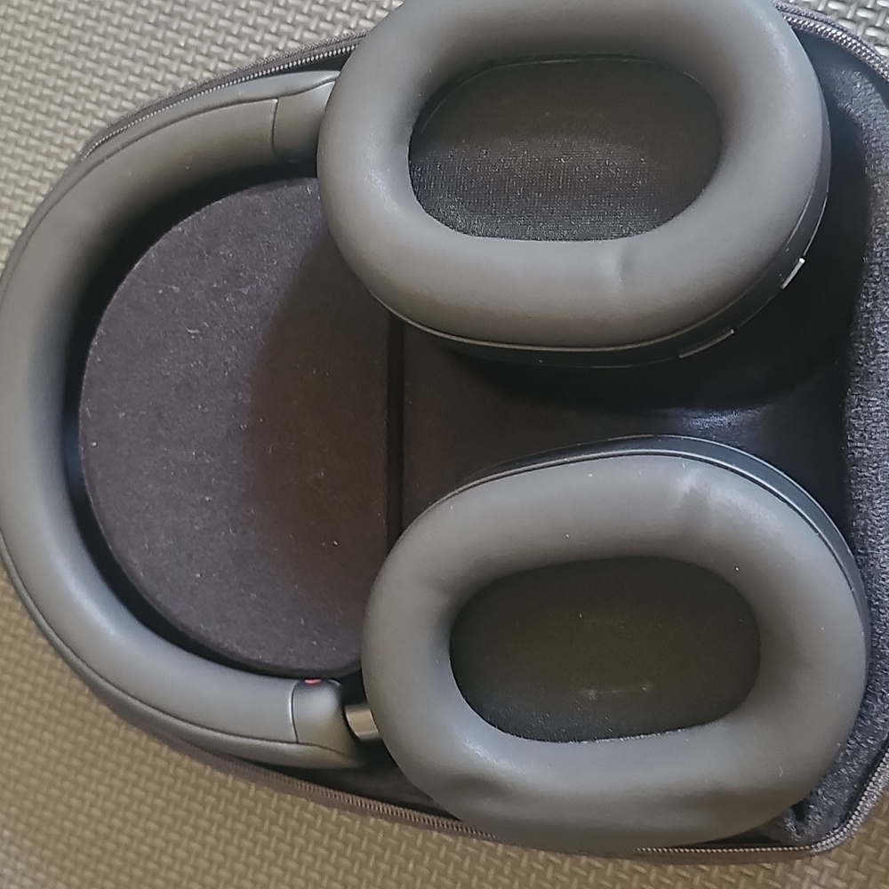Sony WH-1000XM5 Black Wireless Noise Cancelling Headphones - Picture 3 of 5
